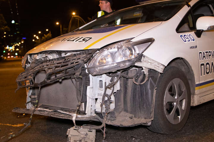 Ще одне розбите поліцейське авто: у Києві Prius влаштував ДТП (фото, відео)