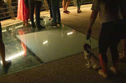 Люди ходять по покритому тріщинами склу 