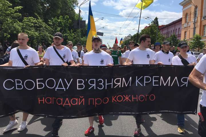 У Києві проходить марш за звільнення заручників Кремля (фото)
