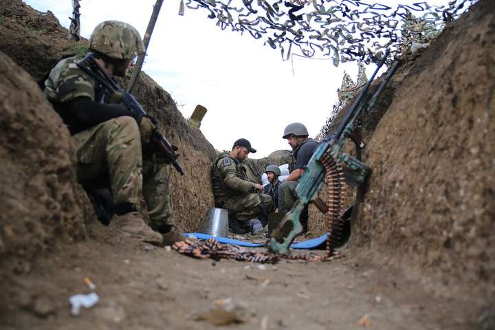 Бойовики на Донбасі гатили з артилерії, одного українського бійця поранено