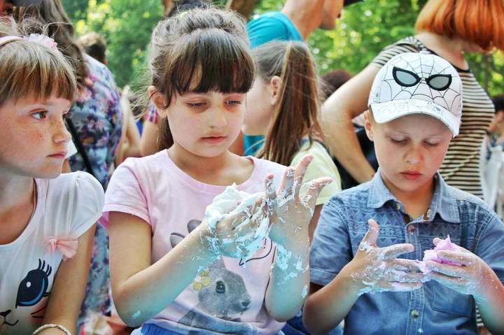 Водні битви, косплей-шоу і батути: як в центрі Одеси проходив день захисту дітей