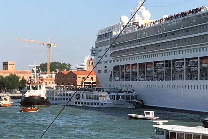 У Венеції круїзний лайнер врізався в туристичний човен і протаранив причал