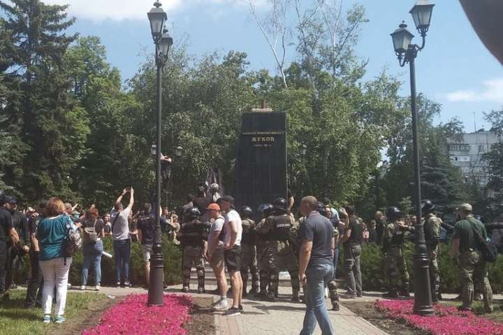 У Харкові повалили пам'ятник Жукову