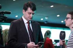 Недійсною є інформація про те, що Дмитро Разумков був обраний головою партії 27 травня, позачерговий з'їзд партії «Слуга народу» прийняв відповідне рішення 21 травня, - пише прес-служба