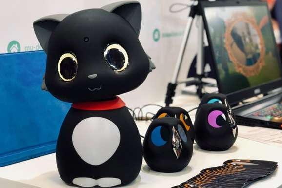 У Китаї створили робота-кота для тих, хто не може мати домашніх тварин
