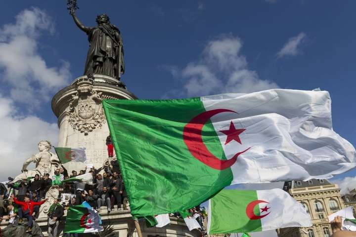 В Алжирі перенесли президентські вибори через брак кандидатів