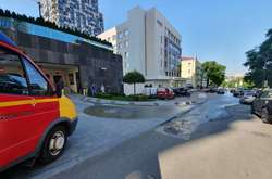 Аварія у центрі Києва: через прорив труби затопило вулицю (відео)