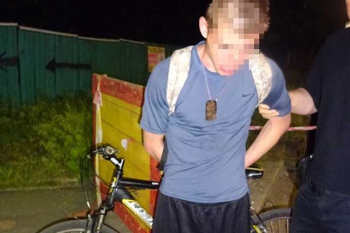У Києві хлопець, погрожуючи пістолетом, відібрав у підлітка велосипед