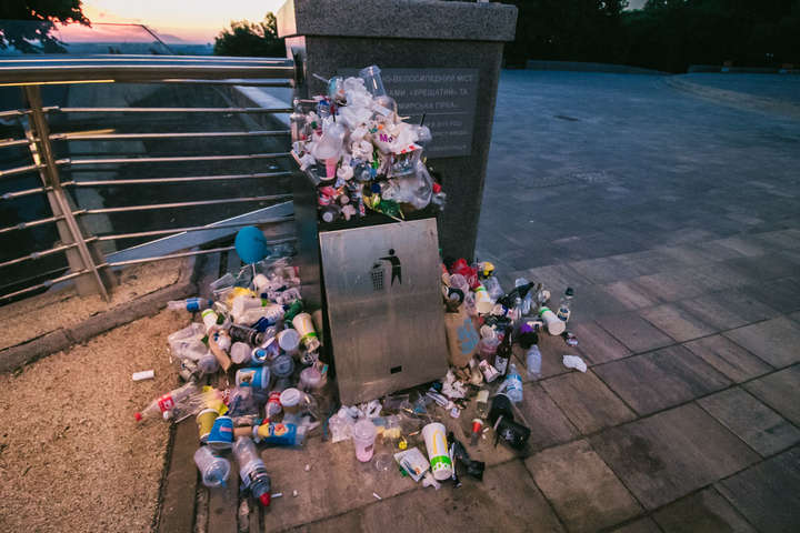 Купи сміття і пустих пляшок: як виглядає новий «міст Кличка» вранці (фото) 