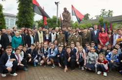 Посли Польщі та Ізраїлю засудили відкриття пам'ятника Шухевичу в Івано-Франківську