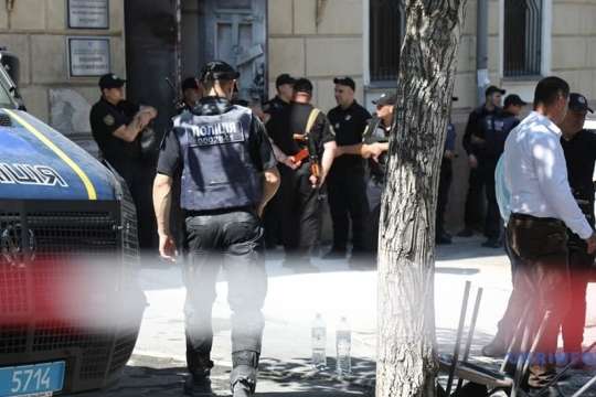 В Одесі біля медуніверситету поліція затримала близько 50 «тітушок»