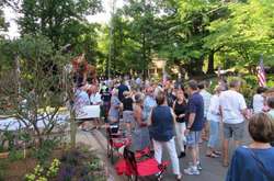 У США всі жителі міста зібралися для того, щоб відсвяткувати вихід листоноші на пенсію