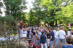 В США все жители города собрались для того, чтобы отпраздновать выход почтальона на пенсию