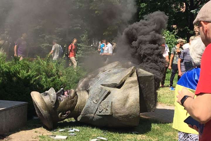 <p>Поліція відкрила кримінальне провадження через знесення пам'ятника Жукову у Харкові</p> - Зеленський відповів Росії на скандал із знесенням пам’ятника Жукову