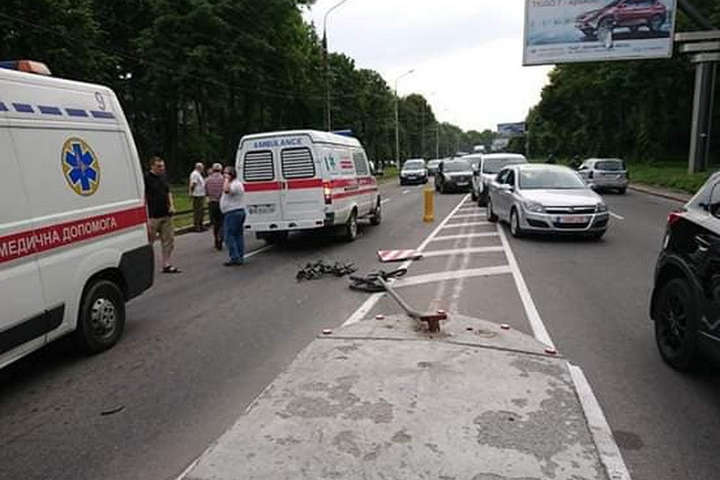 На Хмельницькому шосе карета швидкої допомоги збила велосипедистку