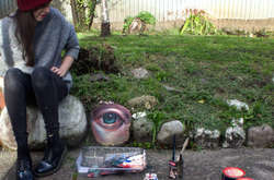 Художница собирает камни, рисует на них глаза и возвращает обратно в природу