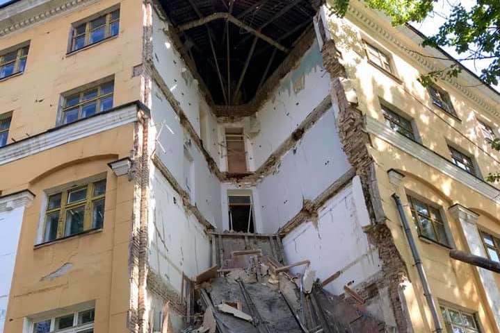 У Києві обвалилася частина будівлі коледжу (фото)
