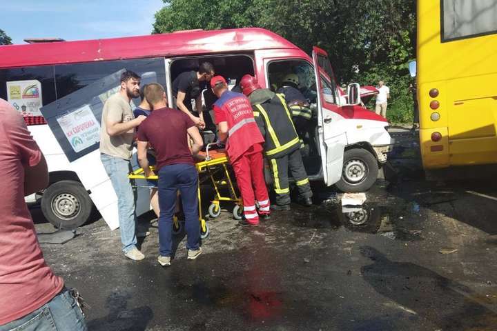 ДТП з маршрутками під Києвом: кількість постраждалих зросла до 26-ти