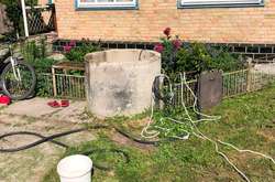  Рятувальники за допомогою мотузки та штурмової драбини допомогли вибратись жінці 