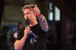 Известному телеведущему угрожают в соцсетях