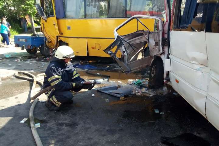 ДТП під Києвом: рятувальники деблокували водія маршрутки (фото)