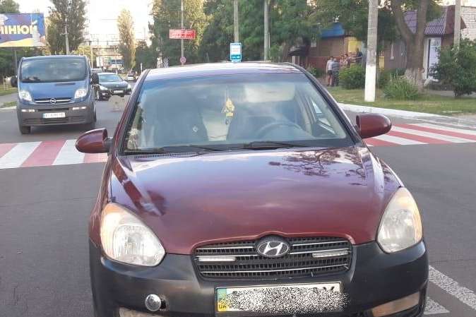 У Вишгороді автомобіль збив жінку з двома дітьми на пішохідному переході (фото)