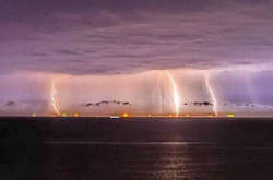 Гром, молния и море: сеть покорили завораживающие снимки ночной грозы в Одессе