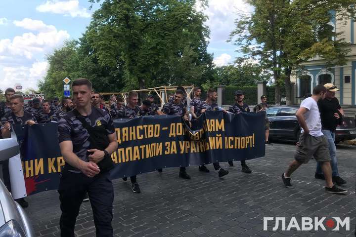 Нацкорпус прийшов на Банкову вимагати українське громадянство воїнам-добровольцям (фото, відео)