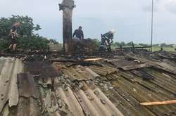 На Херсонщині блискавка підпалила два будинки 