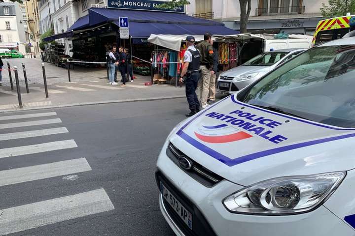 В Париже мужчина с тремя ножами напал на полицейских