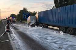  Рятувальники провели змивання клею з автошляху 