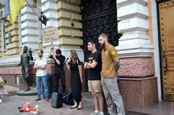 Одесити несуть до управління поліції іграшки та лампадки