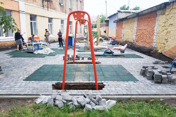 Новий дитячий майданчик будують на вулиці Брацлавській