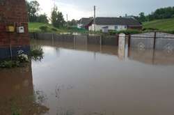 Негода на Тернопільщині перетворила сільські вулиці на бурхливі ріки: відео