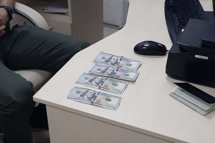 У київському аеропорту громадянин Іраку пропонував прикордоннику $400 хабара 