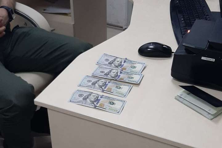 Іноземець запропонував прикордоннику 400 доларів США - У київському аеропорту громадянин Іраку пропонував прикордоннику $400 хабара