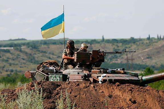 Військові на Донбасі провели тренування танкових екіпажів