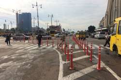 На Центральному залізничному вокзалі Києва обмежили паркування авто (фото, відео)