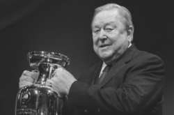 Помер президент УЄФА, який переформатував Кубок у Лігу чемпіонів