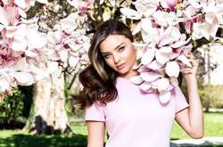 Беременная Миранда Керр позировала в маленьком черном платье