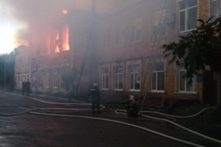 Здание районной администрации на Кировоградщине сгорело из-за удара молнии