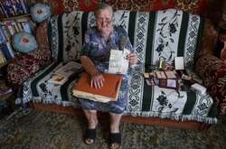  Татьяна Игнатенко с наградами сына и газетными вырезками о нем 