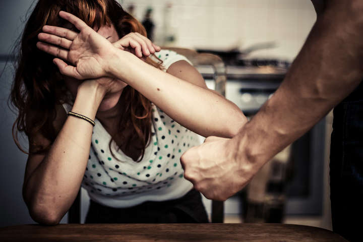 Как помочь жертве домашнего насилия? Советы эксперта «Касается каждого»