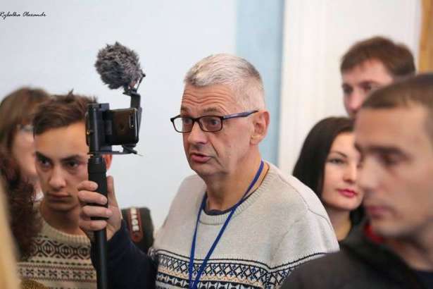 У поліції повідомили про три версії замаху на черкаського журналіста Комарова