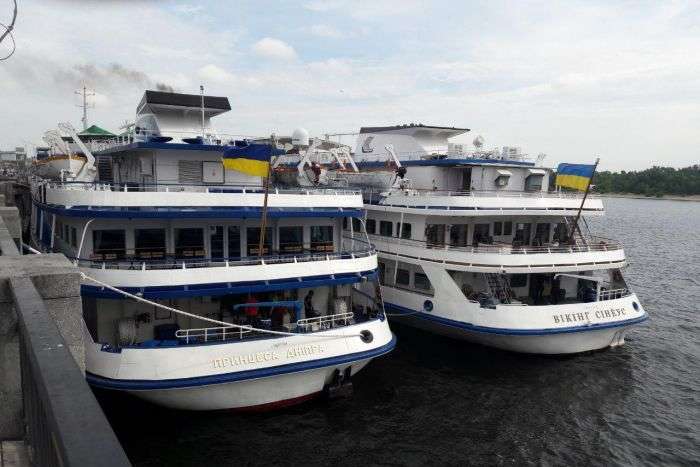 У Києві пришвартувалися відразу два круїзних лайнери (фото)