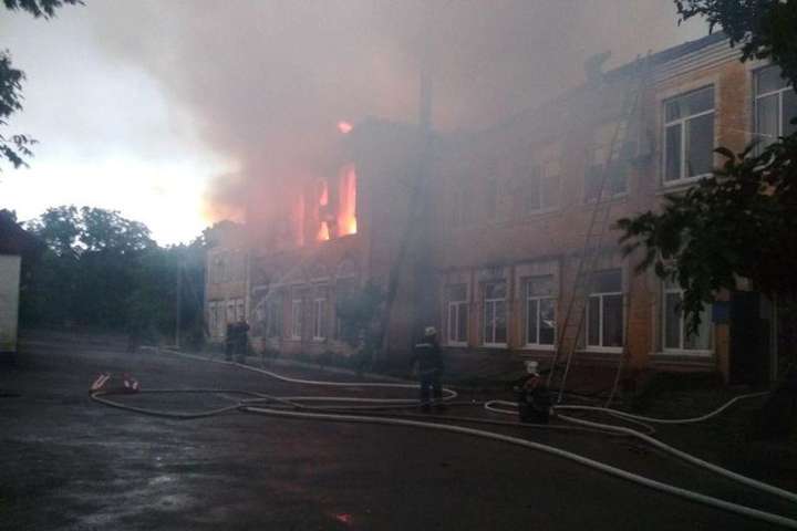 На Кіровоградщині блискавка підпалила райдержадміністрацію