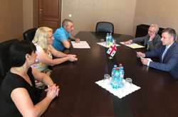 Кулеба в Грузії вирішує питання повернення до України 10 дітей