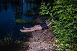 Чоловік хотів перепливти Русанівський канал і потонув: друзі з його речами зникли (фото, відео)