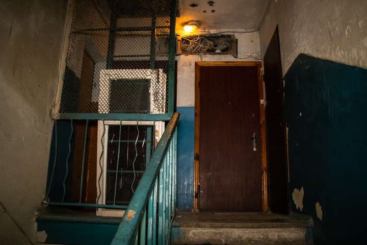У Києві жінка майже тиждень жила у квартирі з мертвим сином (фото, відео)