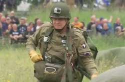 У небі над Нормандією 300 парашутистів відзначили річницю «Дня Д» (відео)